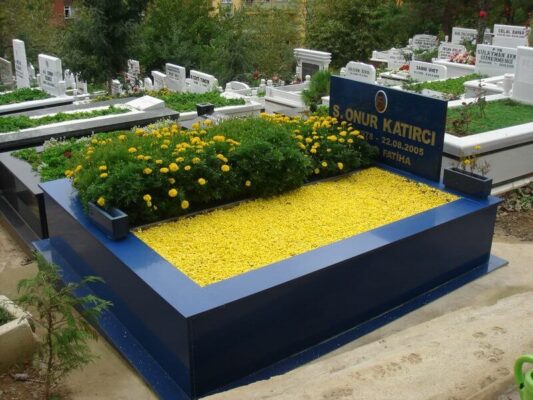 Mezarlar icin En Dayanikli ve Uzun Sure Solmayan cicekler Rehberi